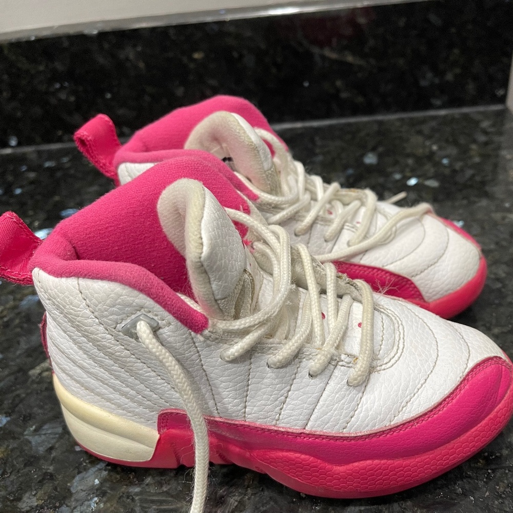 Air Jordan’s girls pink and whitesize 11